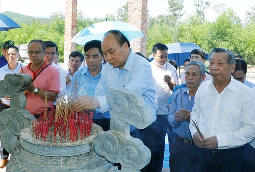 Премьер Вьетнама зажёг благовония в память о павших фронтовиках в Куангнаме - ảnh 1
