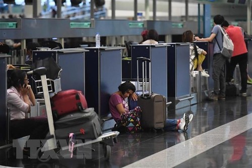 Аэропорт Гонконга снова отменил регистрацию отъезжающих из-за протестов - ảnh 1