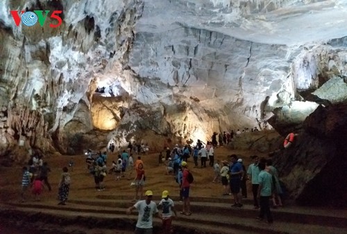 Посещение «самой красивой под южными небесами пещеры» Фонгня - ảnh 3