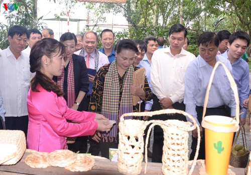 Нгуен Тхи Ким Нган посетила модели кооператива и ассоциации в провинции Донгтхап - ảnh 1