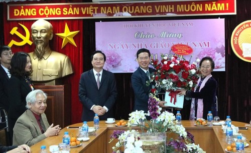 Во Ван Тхыонг поздравил бывших руководителей образовательной отрасли с Днём учителя - ảnh 2