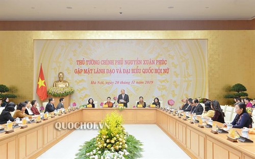 Премьер Вьетнама Нгуен Суан Фук встретился с женщинами-депутатами парламента - ảnh 1