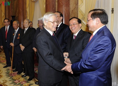Генсек ЦК КПВ, президент Вьетнама поздравил действующих и бывших руководителей страны с Тэтом - ảnh 2