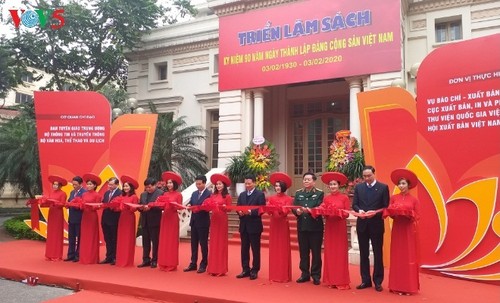 В Ханое открылась книжная выставка в честь 90-летия образования Компартии Вьетнама - ảnh 1