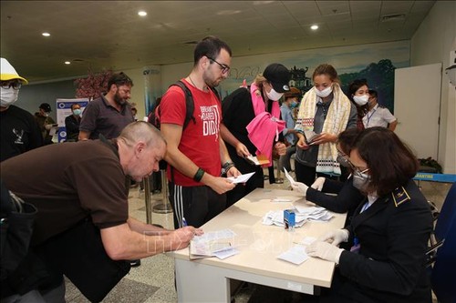 Вьетнам создает условия для выдачи виз иностранцам, остаюшимся в стране из-за эпидемии - ảnh 1