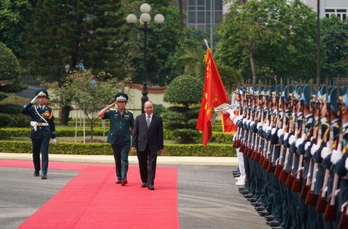 Премьер Вьетнама провел рабочую встречу с командованием ВВС и войск ПВО - ảnh 1
