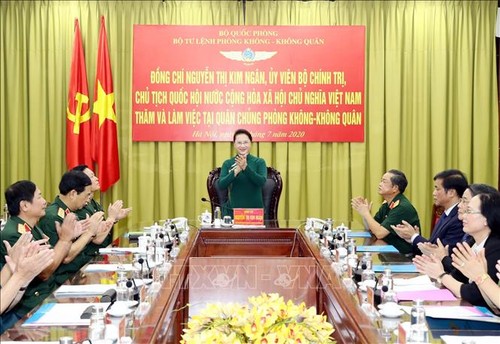 Председатель Нацсобрания СРВ Нгуен Тхи Ким Нган посетила войска ПВО-ВВС - ảnh 1