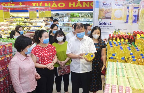 Супермаркеты во Вьетнаме увеличивают в 2-3 раза количество запасов продуктов - ảnh 1