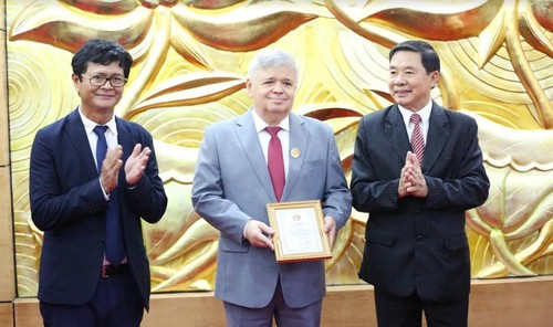 Общество вьетнамо-российской дружбы вручило почетные знаки сотрудникам Посольства РФ во Вьетнаме - ảnh 1