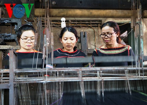 H’Yam Bkrông-la  ou la passion du tissage traditionnel  - ảnh 1
