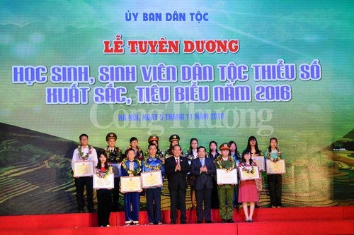 Truong Hoa Binh à la cérémonie honorant les élèves de minorités ethniques - ảnh 1