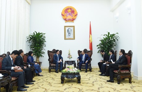 Le Premier ministre reçoit les ambassadeurs singapourien et cambodgien - ảnh 1