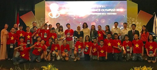 24 médailles pour le Vietnam au concours international des maths et des sciences - ảnh 1