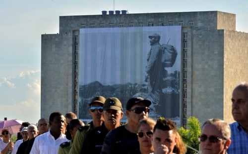 Orphelins et émus, les Cubains rendent hommage à Fidel Castro - ảnh 1