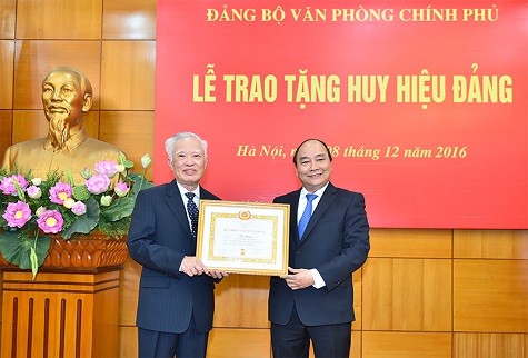 L’insigne «55 ans de membre du Parti» décerné à l’ancien vice-PM Vu Khoan  - ảnh 1