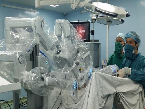 Premier hôpital vietnamien à robotiser l’intervention chirurgicale chez les adultes - ảnh 1