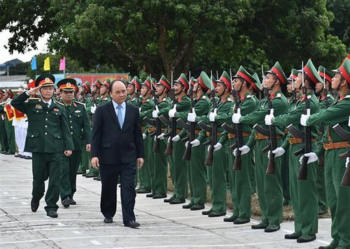 Nguyen Xuan Phuc rend visite à la brigade d’infanterie 242 à Van Don - ảnh 1
