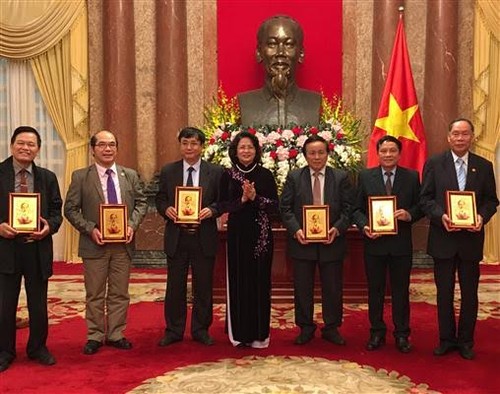 Dang Thi Ngoc Thinh reçoit une délégation de victimes de l’agent orange  - ảnh 1