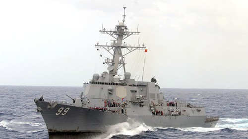 Détroit d'Ormuz: un destroyer US tire contre des vedettes iraniennes - ảnh 1