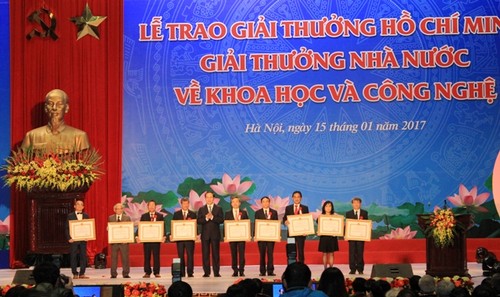 Remise du prix Ho Chi Minh et du prix d’Etat  à 16 ouvrages scientifiques - ảnh 1