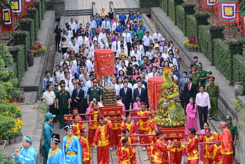 Offrandes de Banh Tet aux rois Hùng, fondateurs de la Nation - ảnh 1