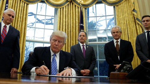TPP: Donald Trump signe l'acte de retrait des Etats-Unis - ảnh 1