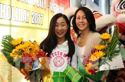 Danang accueille les premiers touristes étrangers de l’année du Coq - ảnh 1