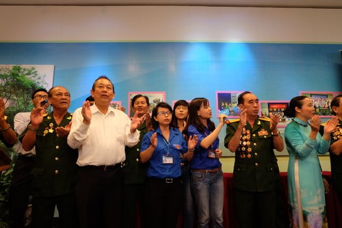 Truong Hoa Binh rencontre d’anciens prisonniers révolutionnaires - ảnh 1