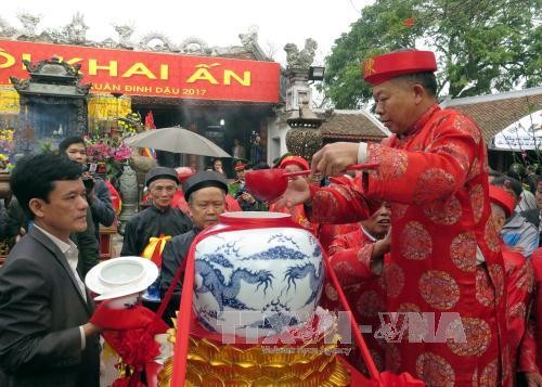 Nam Dinh : Procession du poisson à la fête du temple des Tran - ảnh 1