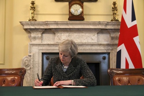 Theresa May signe la lettre du Brexit - ảnh 1