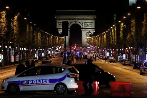 Tirs sur les Champs-Elysées: un policier tué, deux autres blessés, l'assaillant mort  - ảnh 1