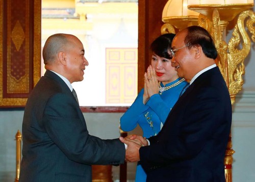 Nguyên Xuân Phuc rend visite aux présidents du sénat et de l’AN du Cambodge - ảnh 1