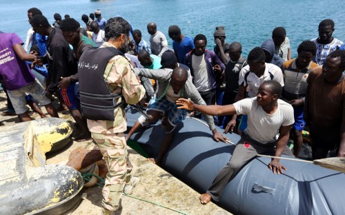 Libye : les garde-côtes sauvent 168 migrants mais doivent en abandonner d'autres - ảnh 1