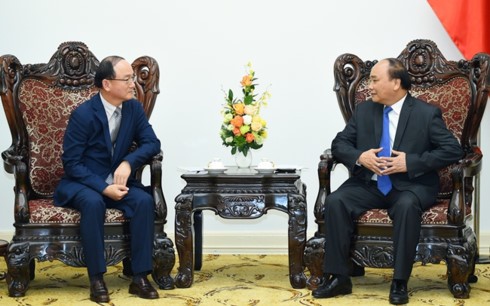 Le directeur général de Samsung Vietnam reçu par Nguyen Xuan Phuc - ảnh 1