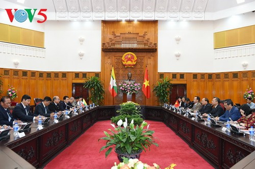 Le président du Parlement et du Sénat birman termine sa visite au Vietnam - ảnh 1