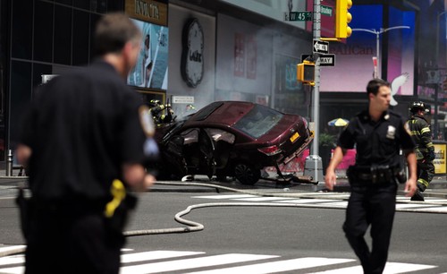 New York: une voiture fonce dans la foule à Times Square - ảnh 1