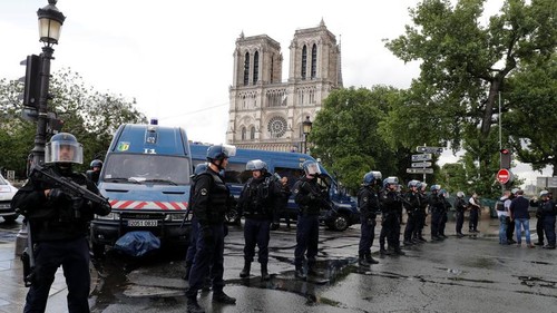 Policier agressé à Notre-Dame: l'agresseur revendique être "un soldat du califat" - ảnh 1