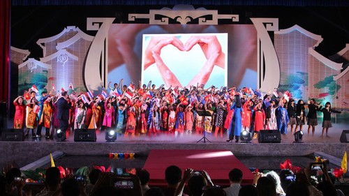 Un millier d’artistes au concours de chant choral de Hoi An   - ảnh 1