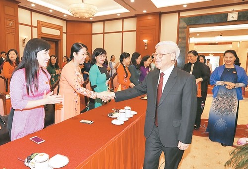 Nguyen Phu Trong rencontre les femmes députées - ảnh 1