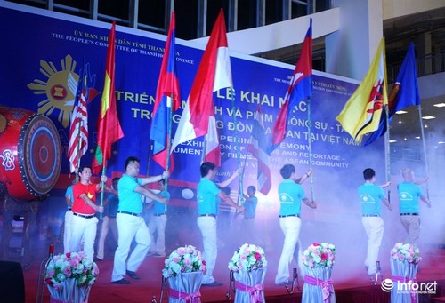 Exposition de photos et de films documentaires sur la communauté de l’ASEAN au Vietnam - ảnh 1