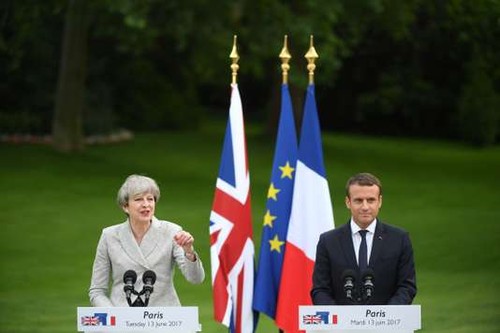 May cherche le soutien de Macron à Paris - ảnh 1