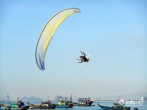 100 parachutistes au tournoi de parapente de Danang  - ảnh 1