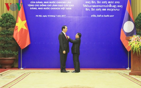  Remise de distinctions honorifiques du Laos à des dirigeants vietnamiens - ảnh 1