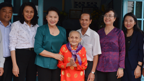 Nguyen Thi Kim Ngan rend visite aux familles méritantes de Ho Chi Minh-ville - ảnh 1