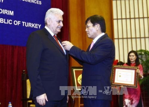 Remise de la médaille «Pour la cause des sciences sociales du Vietnam» au Premier ministre turc - ảnh 1
