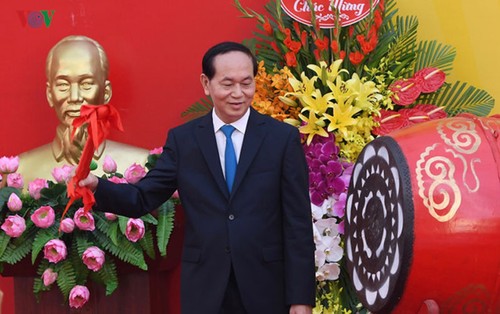  Le président Tran Dai Quang assiste à la rentrée scolaire au collège Trung Vuong - ảnh 1