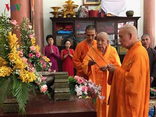  Bouddhisme: La fête du pardon des Trépassés célébrée au Vietnam - ảnh 1