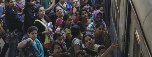 Inde: au moins 15 morts dans une bousculade dans une gare de Bombay - ảnh 1