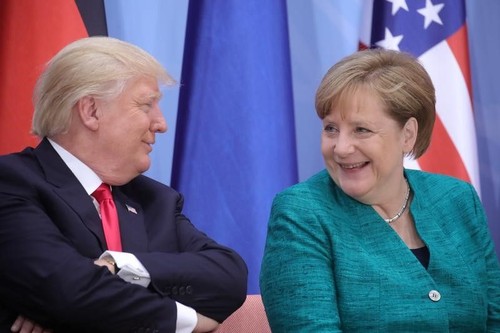 Trump a félicité Merkel pour sa victoire - ảnh 1