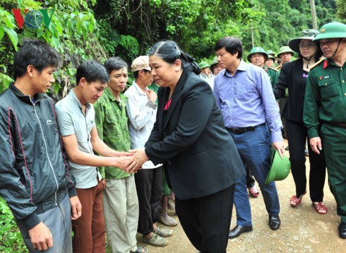 Tong Thi Phong au chevet des victimes des crues à Hoa Binh - ảnh 1